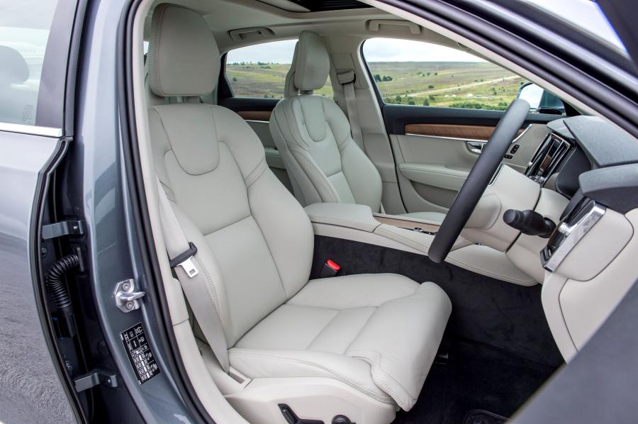Интерьер Volvo S90 D4 Inscription 2016 года  (UK) (фото 19 из 30)